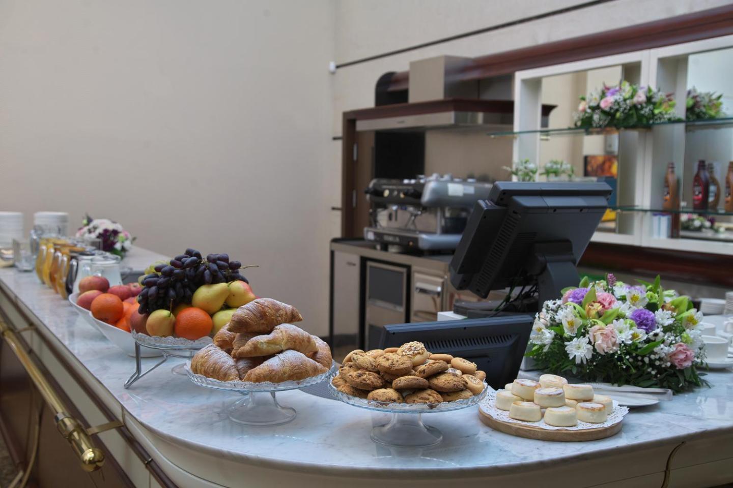 Grand Voyage Hotel Almaty Bagian luar foto