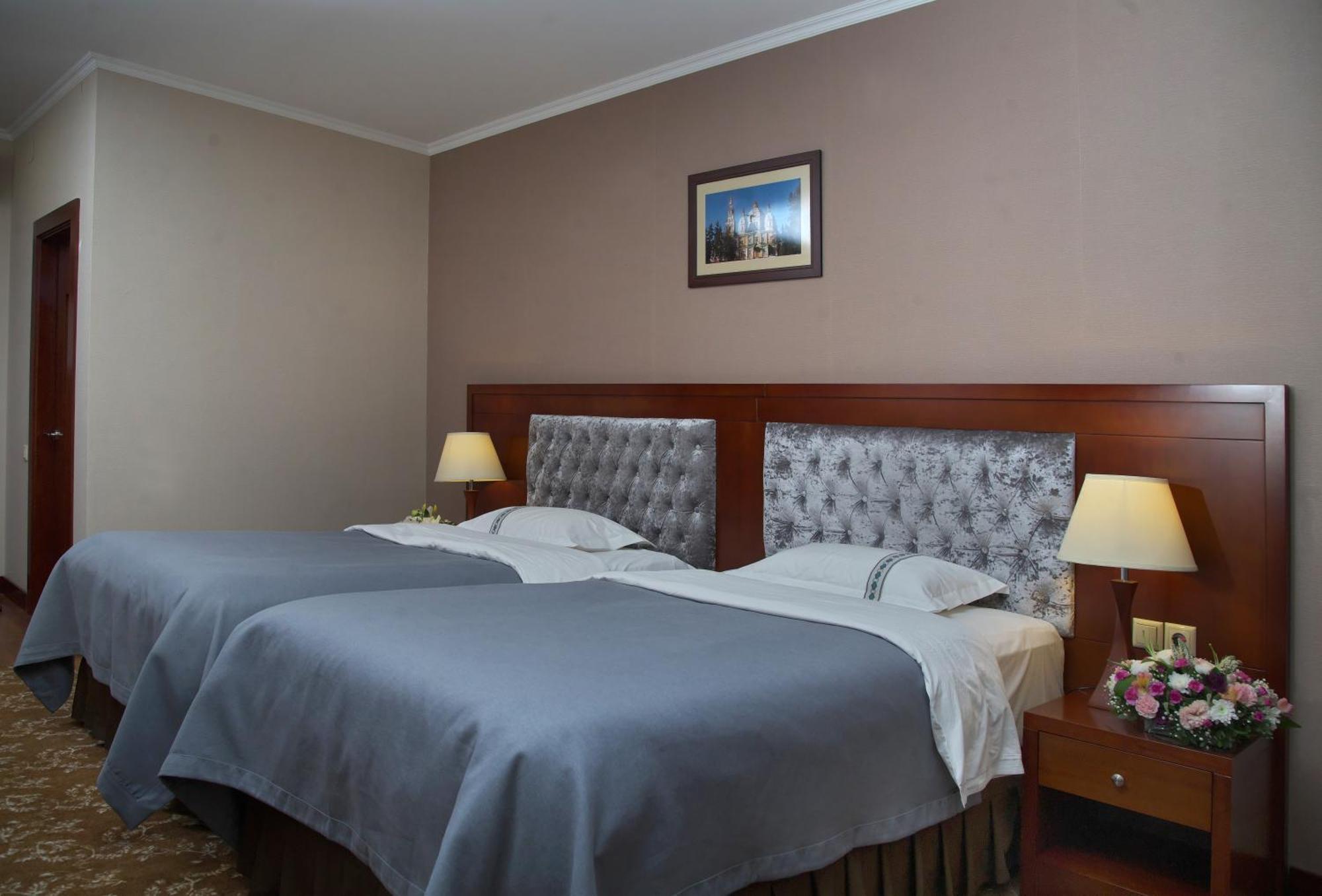 Grand Voyage Hotel Almaty Bagian luar foto