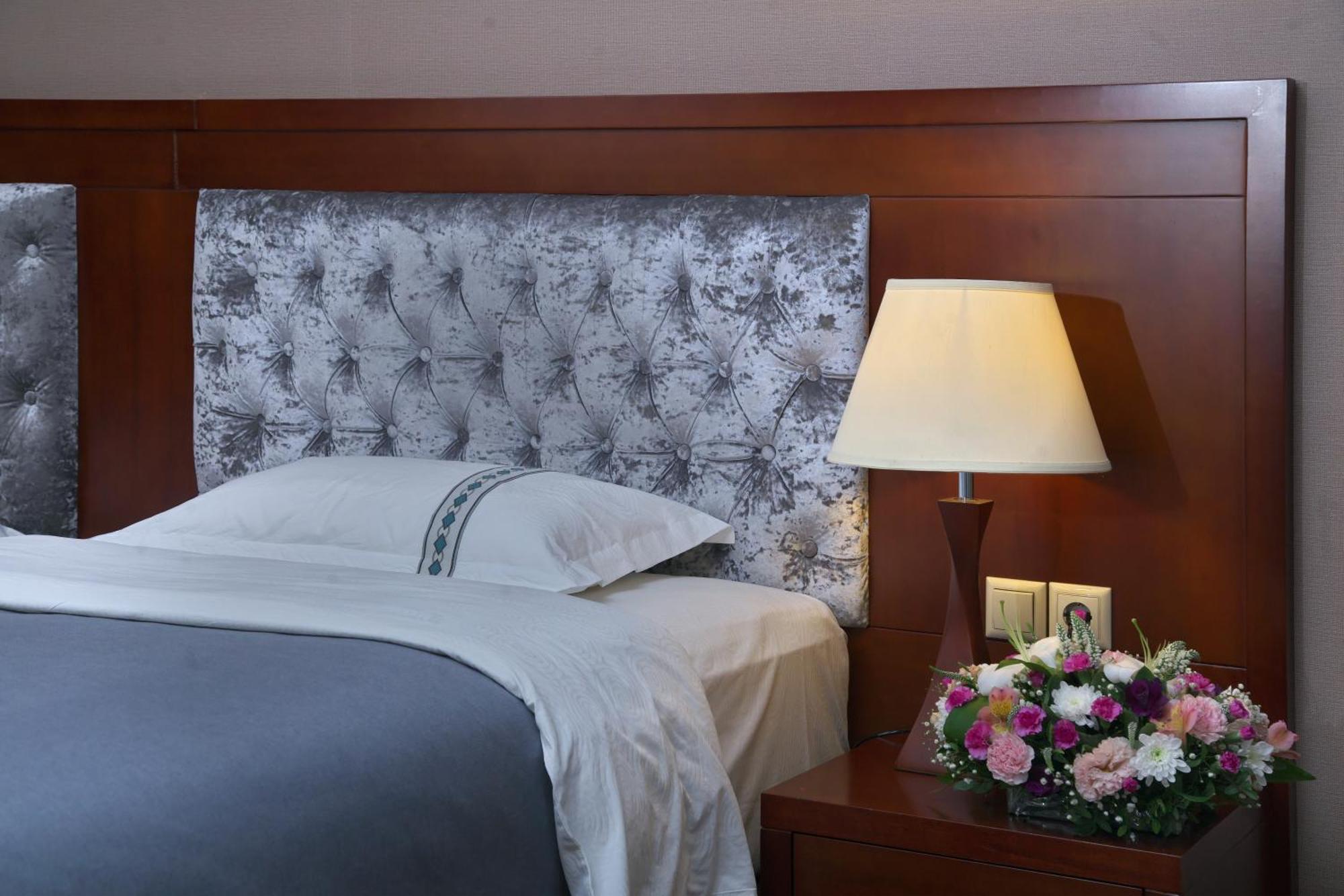 Grand Voyage Hotel Almaty Bagian luar foto